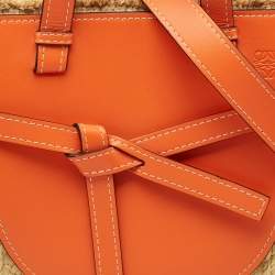 مملوكة مسبقًا حقيبة يد لويفي غيت متوسطة من الرافيا والجلد برتقالية/طبيعية