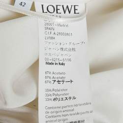 مملوكة مسبقًا فستان لويفي متوسط خامة ساتان أبيض بحواف غير مكتملة مقاس كبير