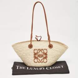 مملوكة مسبقًا Loewe Cream/Brown Woven Raffi and Leather Small Anagram Basket Bag