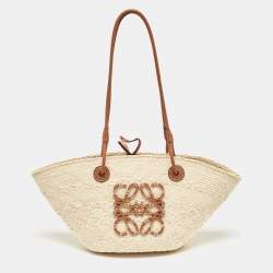 مملوكة مسبقًا Loewe Cream/Brown Woven Raffi and Leather Small Anagram Basket Bag