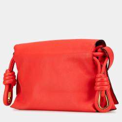 Pre Owned حقيبة لويفي كروس بودي من الجلد الأحمر بتصميم العقدة والدرزات الزخرفية