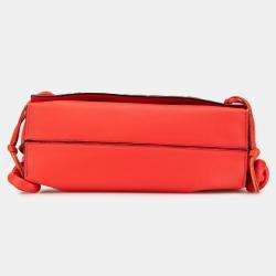 Pre Owned حقيبة لويفي كروس بودي من الجلد الأحمر بتصميم العقدة والدرزات الزخرفية