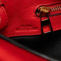 Pre Owned حقيبة لويفي كروس بودي من الجلد الأحمر بتصميم العقدة والدرزات الزخرفية