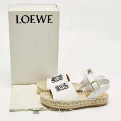 مملوكة مسبقًا موديلات لويفي قماش أبيض وجلد صندل بحزام للكاحل مقاس 38