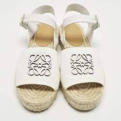 مملوكة مسبقًا موديلات لويفي قماش أبيض وجلد صندل بحزام للكاحل مقاس 38