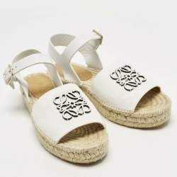 مملوكة مسبقًا موديلات لويفي قماش أبيض وجلد صندل بحزام للكاحل مقاس 38