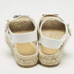 مملوكة مسبقًا موديلات لويفي قماش أبيض وجلد صندل بحزام للكاحل مقاس 38