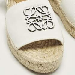 مملوكة مسبقًا موديلات لويفي قماش أبيض وجلد صندل بحزام للكاحل مقاس 38