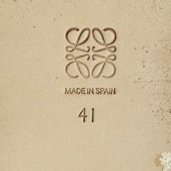 مملوكة مسبقًا موديلات لويفي قماش أبيض وجلد صندل بحزام للكاحل مقاس 38