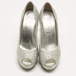 مملوكة مسبقًا Loriblu Silver Satin Crystal Embellish Peep Toe Pumps Size 35
