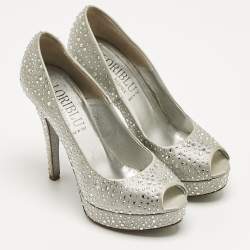 مملوكة مسبقًا Loriblu Silver Satin Crystal Embellish Peep Toe Pumps Size 35