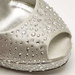 مملوكة مسبقًا Loriblu Silver Satin Crystal Embellish Peep Toe Pumps Size 35