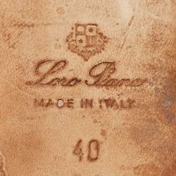 مملوكة مسبقًا صندل مسطح رمادي سويدي مزين دلايات لورو بيانا مقاس 40