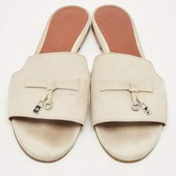 مملوكة مسبقًا صندل مسطح رمادي سويدي مزين دلايات لورو بيانا مقاس 40