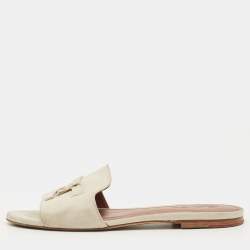 مملوكة مسبقًا صندل مسطح رمادي سويدي مزين دلايات لورو بيانا مقاس 40