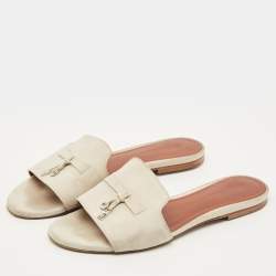 مملوكة مسبقًا صندل مسطح رمادي سويدي مزين دلايات لورو بيانا مقاس 40