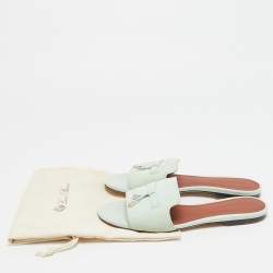 مملوكة مسبقًا صندل فلات سويدي أزرق لورو بيانا مزين دلايات مقاس 38