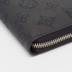 Louis Vuitton Noir Monogram Mahina Leather Zippy Wallet