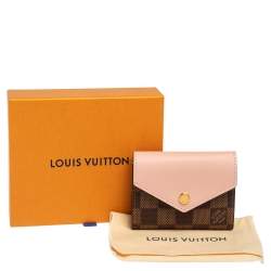 مملوكة مسبقًا Louis Vuitton Rose Ballerine Leather and Damier Ebene Canvas Zoe Wallet