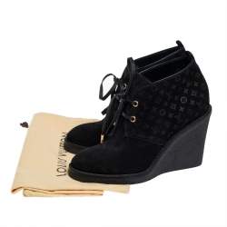 مملوكة مسبقًا Louis Vuitton Black Monogram Suede Wedge Ankle Boots Size 36.5