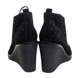مملوكة مسبقًا Louis Vuitton Black Monogram Suede Wedge Ankle Boots Size 36.5
