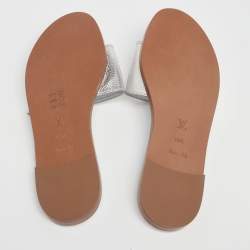 مملوكة مسبقًا صندل فلات لوي فيتون لوك إت جلد فضي مقاس 38.5