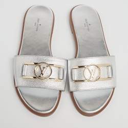 مملوكة مسبقًا صندل فلات لوي فيتون لوك إت جلد فضي مقاس 38.5
