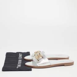 مملوكة مسبقًا صندل فلات لوي فيتون لوك إت جلد فضي مقاس 38.5