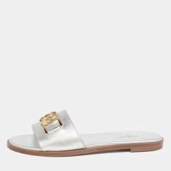 مملوكة مسبقًا صندل فلات لوي فيتون لوك إت جلد فضي مقاس 38.5