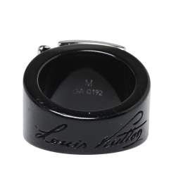 Pre Owned خاتم لوي فيتون لو ك مي معدن فضي اللون و راتنج أسود مقاس وسط (ميديوم)