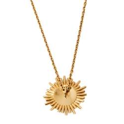 مملوكة مسبقًا قلادة لوي فيتون دلاية لون ذهي بلس فندوم