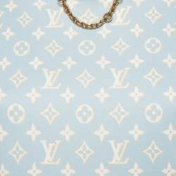 مملوكة مسبقًا طقم قميص جيرسي وحرير بنمط لويس فيتون بلون أزرق بمقاس صغير