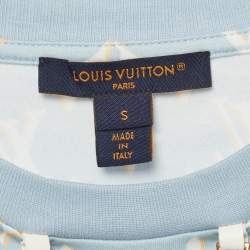 مملوكة مسبقًا طقم قميص جيرسي وحرير بنمط لويس فيتون بلون أزرق بمقاس صغير