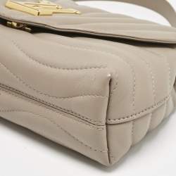 مملوكة مسبقًا Louis Vuitton Taupe Leather New Wave Chain MM Bag