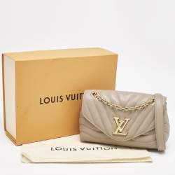 مملوكة مسبقًا Louis Vuitton Taupe Leather New Wave Chain MM Bag