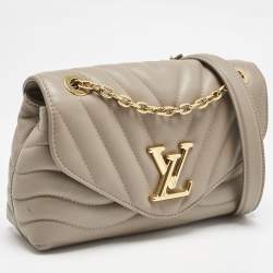 مملوكة مسبقًا Louis Vuitton Taupe Leather New Wave Chain MM Bag