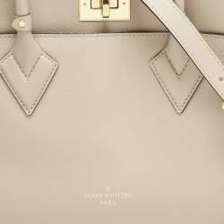 مملوكة مسبقًا حقيبة يد توتس لويس فيتون أون ماي سايد جلد غريج وكانفاس مونوغرام بحجم وسط