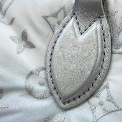 مملوكة مسبقًا حقيبة لويس فيتون لخا التزلج أون ذا جو فروست مونوغرام نايلون حجم م م