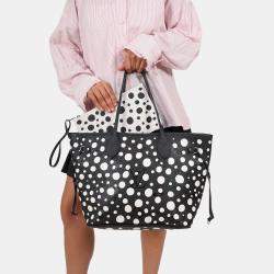 مملوكة مسبقًا حقيبة لويس فيتون x يايوي كوسوما 2023 بمونوغرام النقاط بالأبيض والأسود مع كيس نيفرفول مع حافظة حجم متوسط