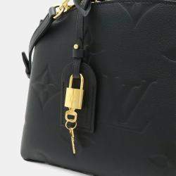 مملوكة مسبقًا حقيبة لويس فيتون بيتي بلاي مونوغرام إمبريانت كروس/كتف في نور أسود