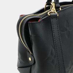 مملوكة مسبقًا حقيبة لويس فيتون بيتي بلاي مونوغرام إمبريانت كروس/كتف في نور أسود