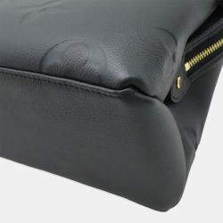 مملوكة مسبقًا حقيبة لويس فيتون بيتي بلاي مونوغرام إمبريانت كروس/كتف في نور أسود