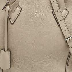 مملوكة مسبقًا Louis Vuitton Soft Lockit PM Galet Leather Bag