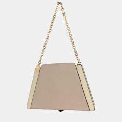 مملوكة مسبقًا ```json
{"name": "Louis Vuitton Gray Taiga Trapeze Shoulder Bag", "name_ar": "حقيبة لويس فيتون ترابيز يد كتف طايغا رمادي"}
```