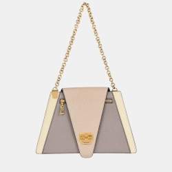 مملوكة مسبقًا ```json
{"name": "Louis Vuitton Gray Taiga Trapeze Shoulder Bag", "name_ar": "حقيبة لويس فيتون ترابيز يد كتف طايغا رمادي"}
```