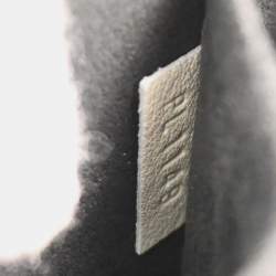 مملوكة مسبقًا ```json
{"name": "Louis Vuitton Gray Taiga Trapeze Shoulder Bag", "name_ar": "حقيبة لويس فيتون ترابيز يد كتف طايغا رمادي"}
```