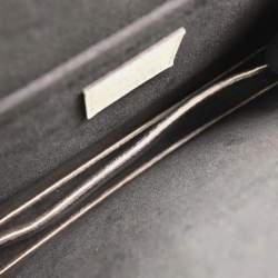 مملوكة مسبقًا ```json
{"name": "Louis Vuitton Gray Taiga Trapeze Shoulder Bag", "name_ar": "حقيبة لويس فيتون ترابيز يد كتف طايغا رمادي"}
```