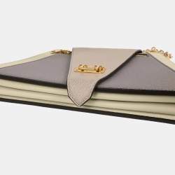 مملوكة مسبقًا ```json
{"name": "Louis Vuitton Gray Taiga Trapeze Shoulder Bag", "name_ar": "حقيبة لويس فيتون ترابيز يد كتف طايغا رمادي"}
```