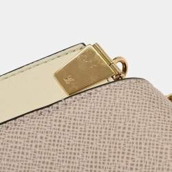 مملوكة مسبقًا ```json
{"name": "Louis Vuitton Gray Taiga Trapeze Shoulder Bag", "name_ar": "حقيبة لويس فيتون ترابيز يد كتف طايغا رمادي"}
```