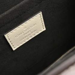 مملوكة مسبقًا ```json
{"name": "Louis Vuitton Gray Taiga Trapeze Shoulder Bag", "name_ar": "حقيبة لويس فيتون ترابيز يد كتف طايغا رمادي"}
```